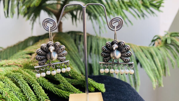 Black-polish-peacock-earring (2)