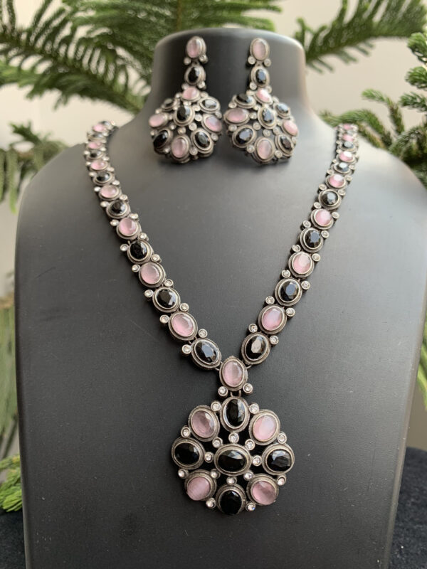 black-polish-pink-black-stone-necklace-set (1) black-polish-pink-black-stone-necklace-set-2-scaled