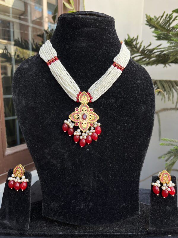 Indian-mores-jadau-pendant-chid-moti-red-color-drop-chokar-set (1) Indian-mores-jadau-pendant-chid-moti-red-color-drop-chokar-set-2-scaled