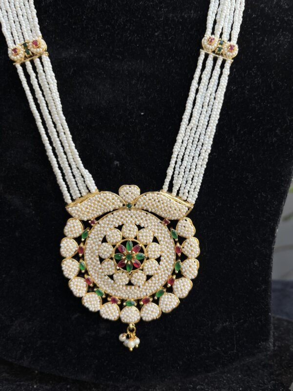 Indian-mores-rajasthani-chidmoti-leaf-round-flower-pendant-set (3)