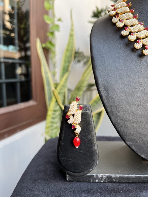 Indian-mores-rajasthani-chidmoti-sleek-red-stone-choker-set (2)