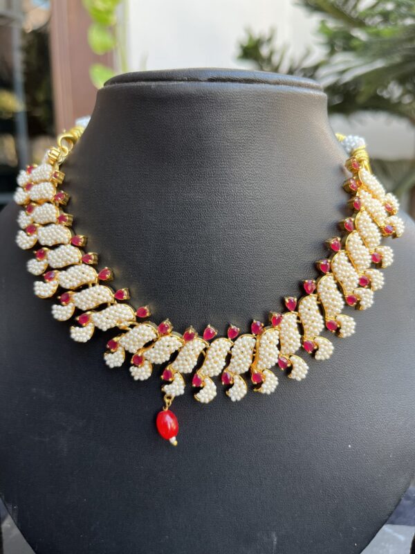 Indian-mores-rajasthani-chidmoti-sleek-red-stone-choker-set (3)