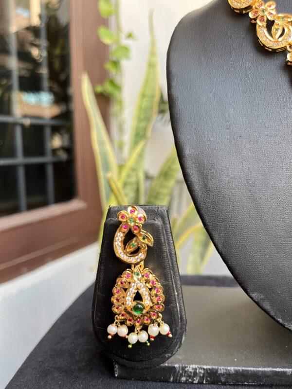 Indian-mores-stylish-green-stone-jadau-neckalce-set (2)